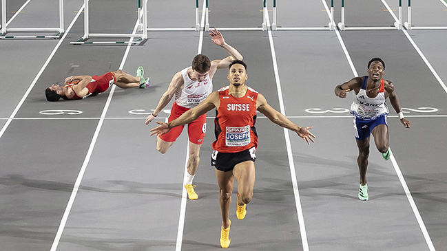 Atleta festejó su victoria mientras un rival estaba lesionado en el suelo