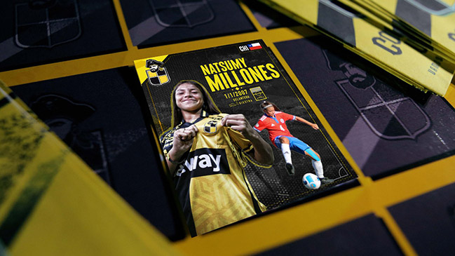 Coquimbo Unido celebró el primer contrato de una jugadora profesional en el 8M