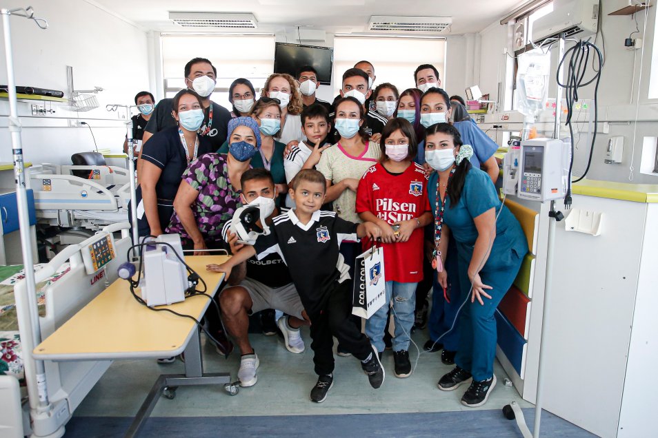 Jugadores de Colo Colo visitaron a niños con cáncer en el Hospital San Juan de Dios