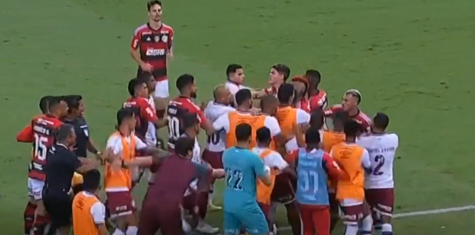 Felipe Melo buscó pelea con Arturo Vidal y fue expulsado en clásico de Flamengo y Fluminense