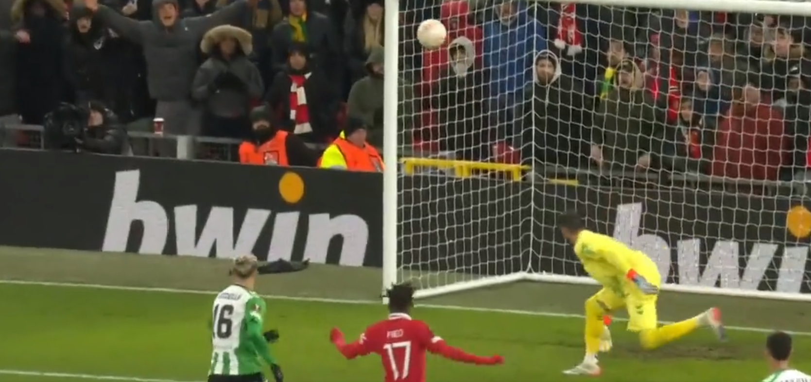 Antony dejó parado a Claudio Bravo con zurdazo para Manchester United ante Betis