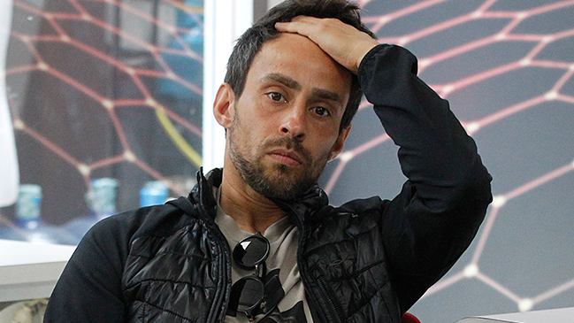 Jorge Valdivia firmó camisetas y se tomó selfies en “tour” por edificio de Carabineros