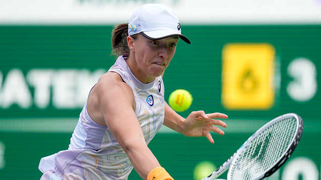 Iga Swiatek arrancó la defensa del título en Indian Wells cediendo solo un juego