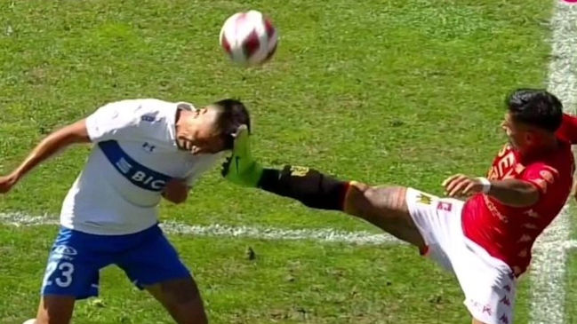 La jugada que costó la expulsión a Sebastián Leyton tras revisión del VAR ante la UC