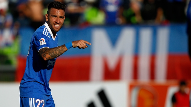 “Falso”: Hinchas de Colo Colo llevaron billete de 1.000 pesos con el rostro de Matías Zaldivia