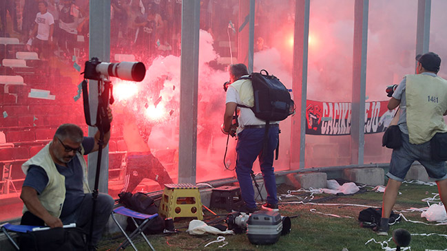 Hinchas de Colo Colo tiraron bengalas hacia la barra de Universidad de Chile durante el Superclásico