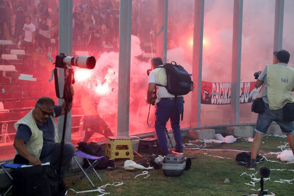 Incidentes protagonizados por hinchas empañaron el Superclásico entre Colo Colo y la U