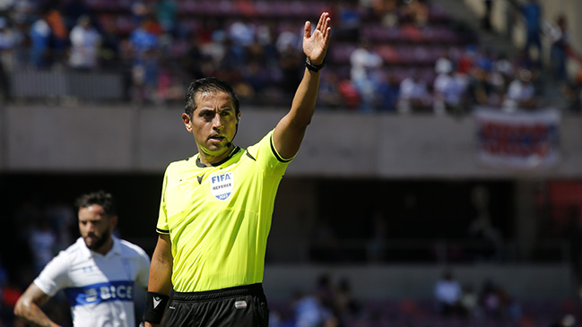 Gilabert explicó expulsión de Sebastián Leyton: Da una patada en la cabeza de su adversario