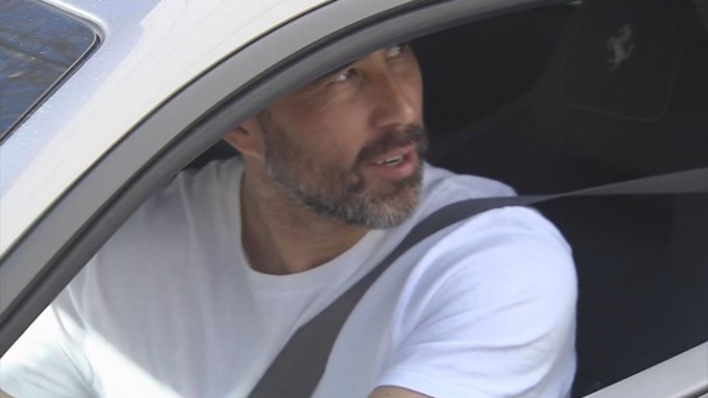 Claudio Bravo sacó risas entre hinchas de Betis con broma sobre su Ferrari