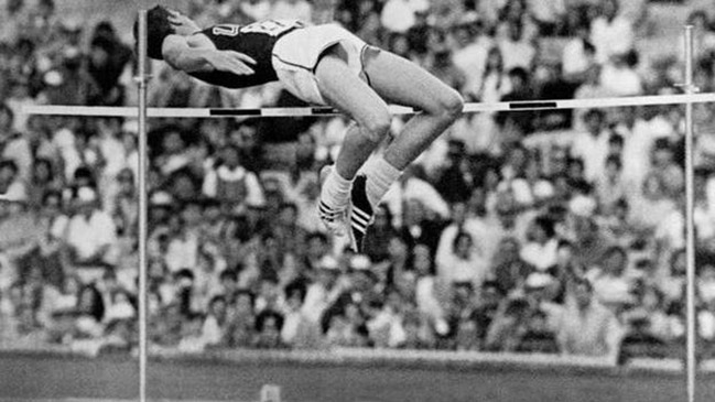 Falleció Dick Fosbury, el atleta que revolucionó el salto de altura