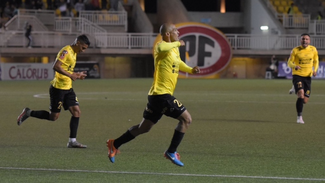 San Luis derrotó a S. Wanderers de la mano de Humberto Suazo y quedó como líder del Ascenso