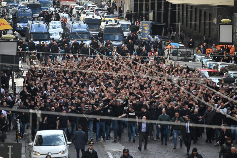 Hinchas de Eintracht Frankfurt sembraron el caos en el centro de Nápoles