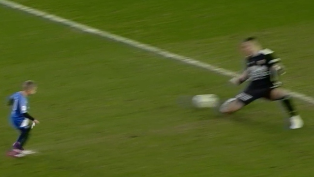 ¡Qué pesado! Niño quiso hacer un gol en su cumpleaños y arquero profesional se lo impidió