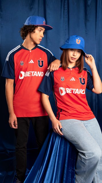 La U presentó su camiseta alternativa con “Chorri” Palacios y Fernanda Pinilla a la cabeza