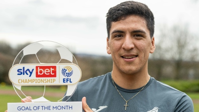 Marcelino Núñez recibió el premio del mejor gol del mes de febrero en la Championship