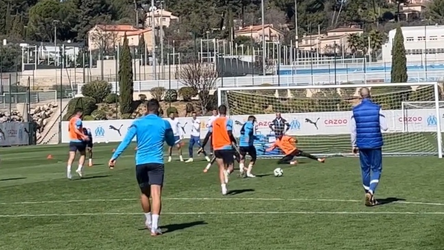 Alexis Sánchez deslumbró con un golazo a lo “Mago” Valdivia en práctica de Marsella