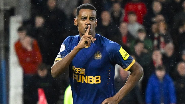 Doblete de Alexander Isak dio agónica remontada a Newcastle sobre Nottingham Forest