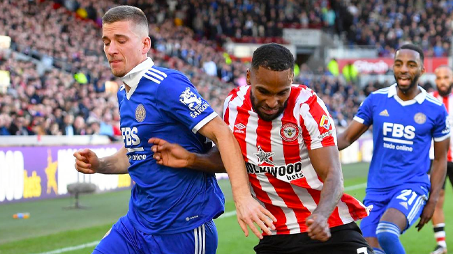 Brentford sufrió expulsión sobre el final e igualó ante Leicester City en Premier League