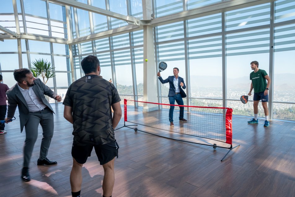 Exponentes del pádel mundial dieron espectacular exhibición en el mirador del Costanera Center