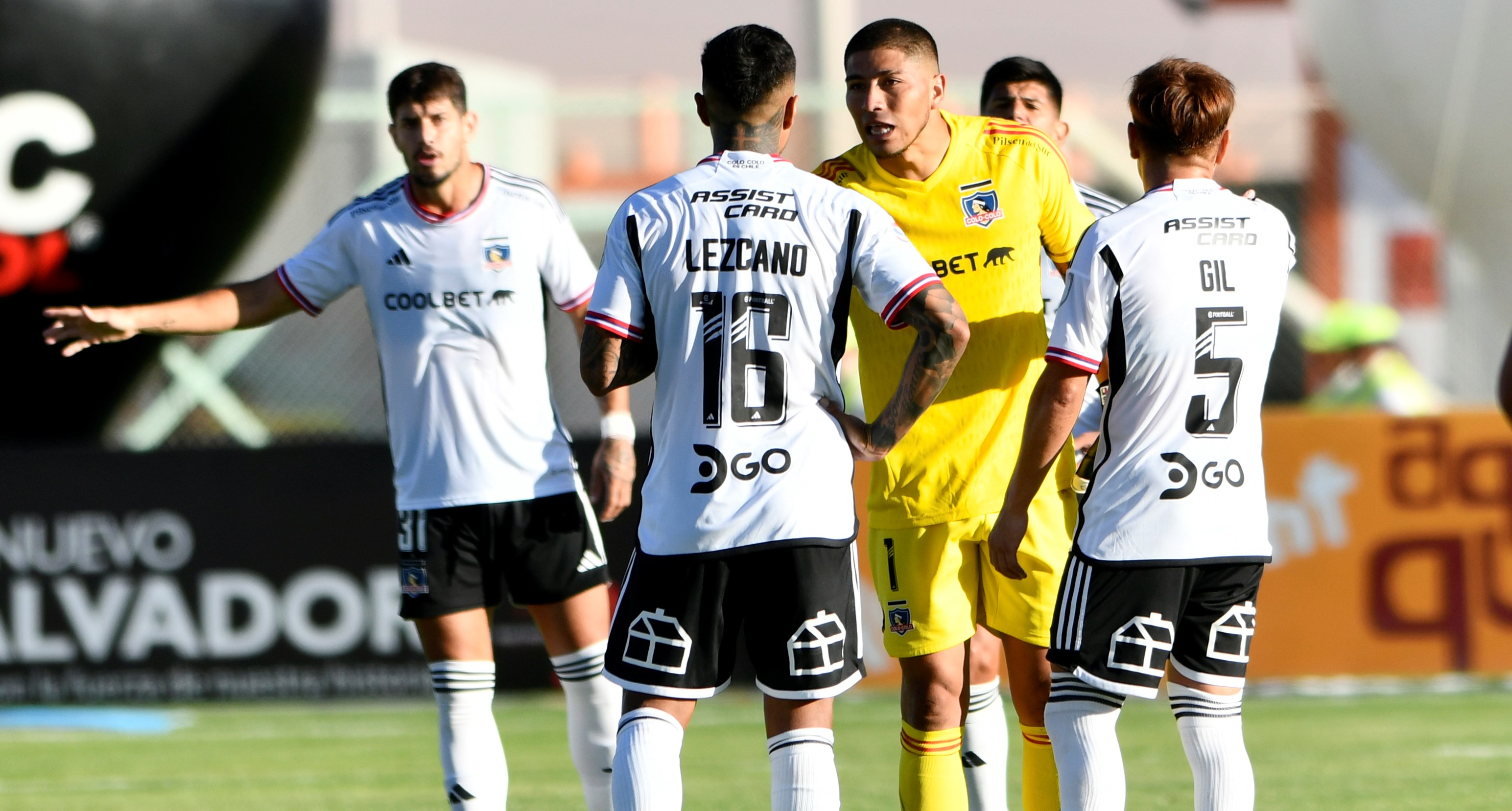 “Chilealbo”: La trastienda de la caída de un errático Colo Colo en El Salvador