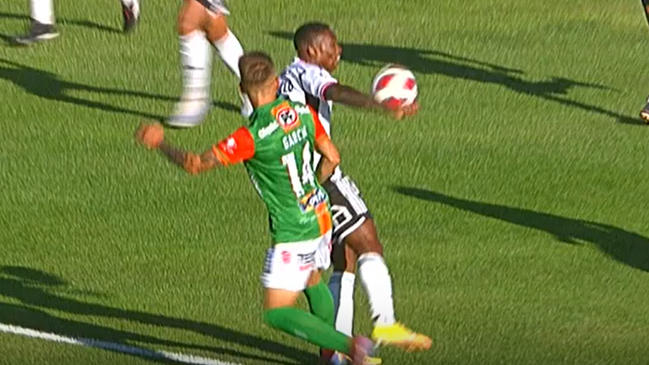 La mano penal de Fabián Castillo que permitió el segundo gol de Cobresal sobre Colo Colo