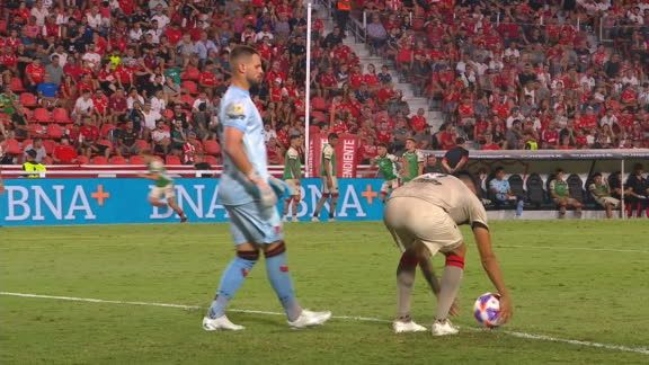 Defensa cometió insólito penal al recibir con las manos un pase de su arquero