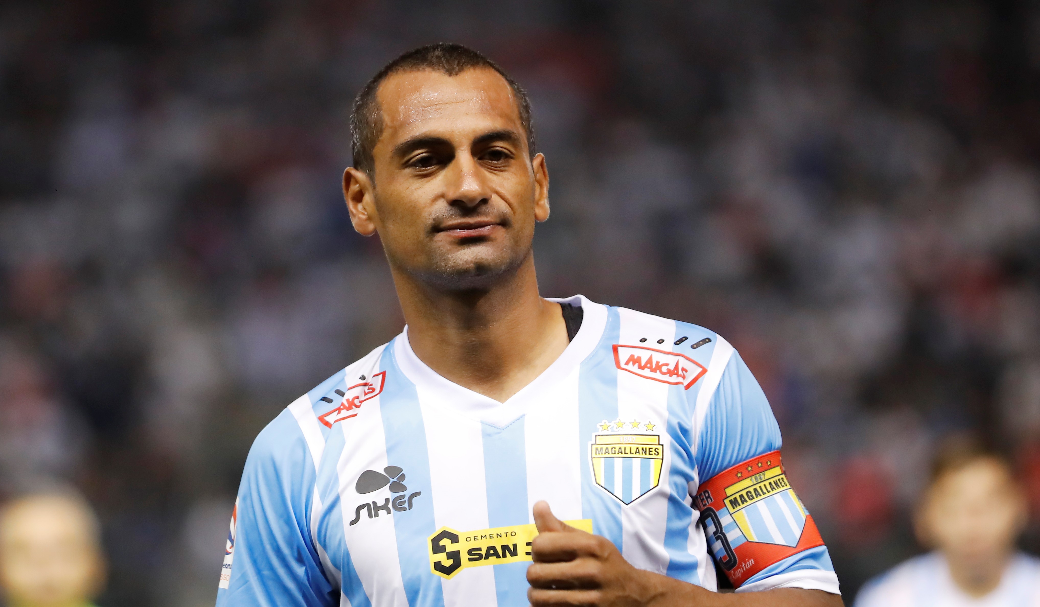 Magallanes y la UC homenajearon a César “Chéster” Cortés en su último partido profesional