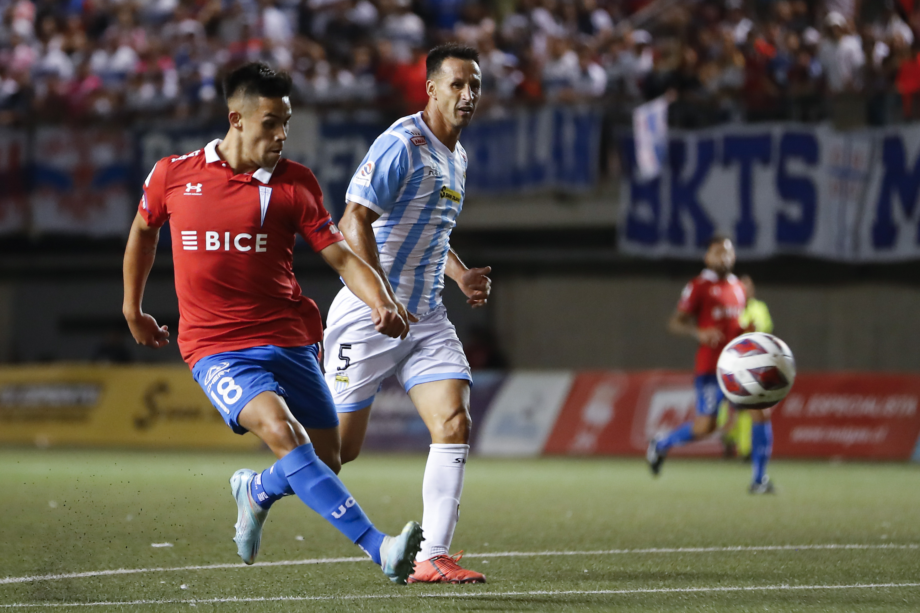 Alexander Aravena la picó y anotó para la UC ante Magallanes