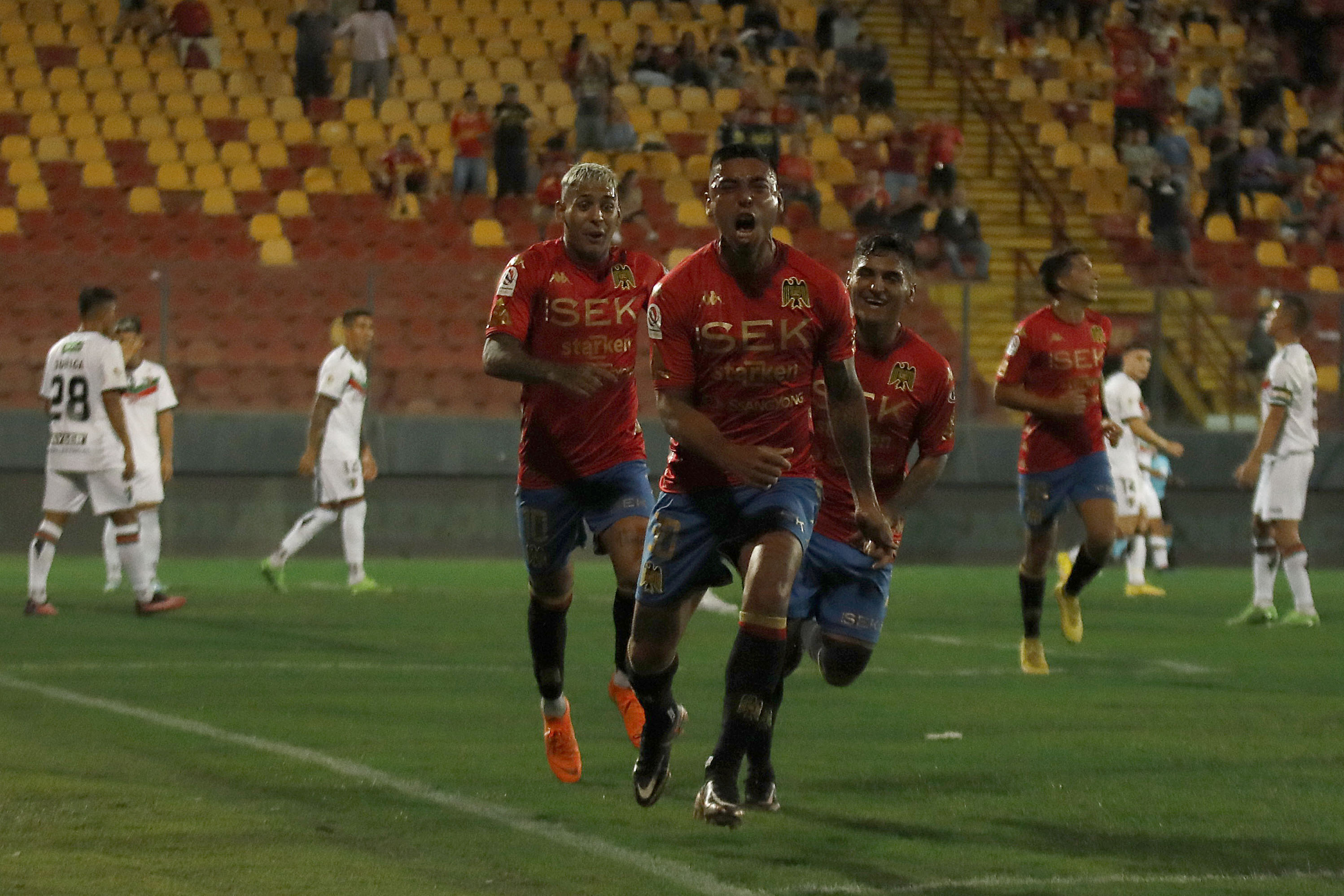 Unión Española dejó la parte baja de la tabla tras vencer a Palestino en Santa Laura