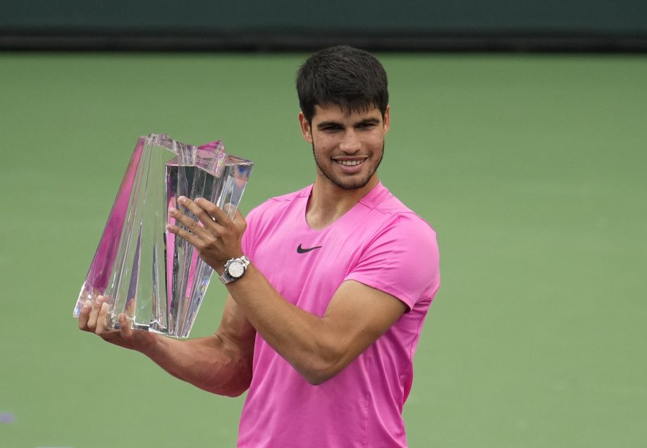 Carlos Alcaraz alzó su tercer título Masters 1.000 en Indian Wells y volvió a la cima de la ATP