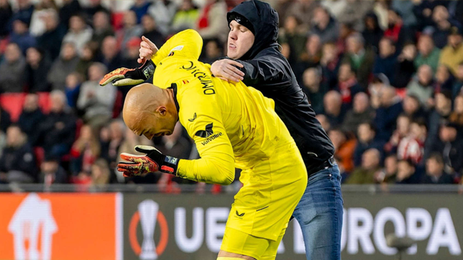 ¡Mano dura! PSV castigó por 40 años a hincha que agredió a arquero de Sevilla