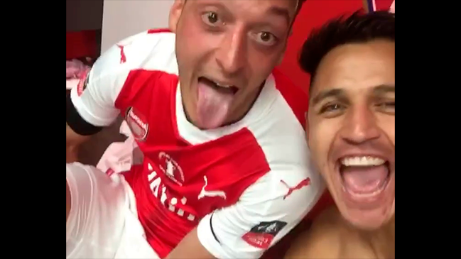 Alexis publicó un registro del tiempo en que compartió camarín con Mesut Özil