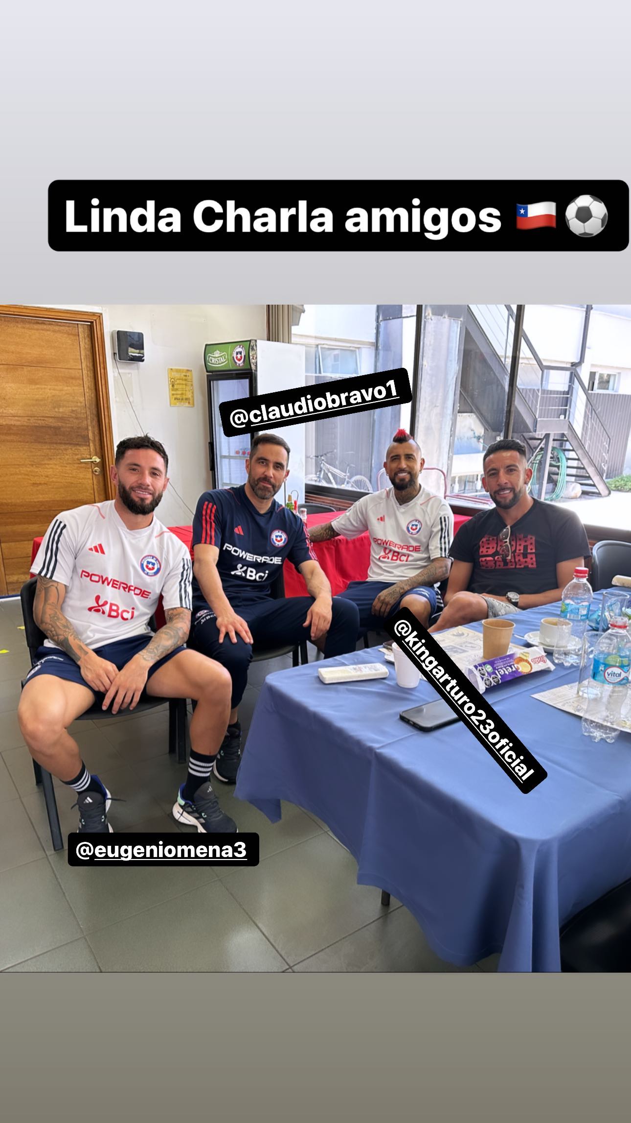 Mauricio Isla visitó a la selección chilena en la previa al amistoso con Paraguay