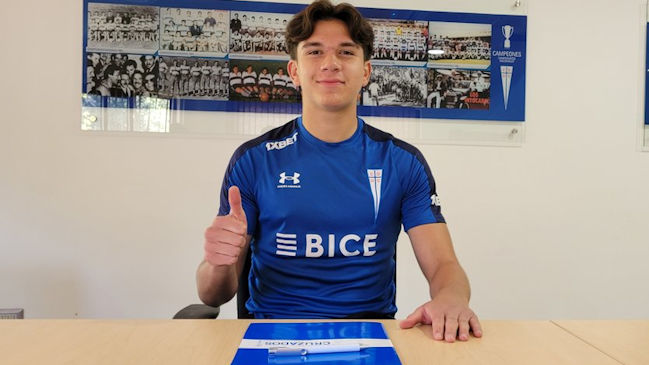 Axel Milovan Cerda firmó su primer contrato con Universidad Católica
