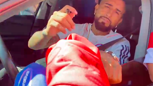 Arturo Vidal se dio tiempo para firmar autógrafos en las afueras de “Pinto Durán”