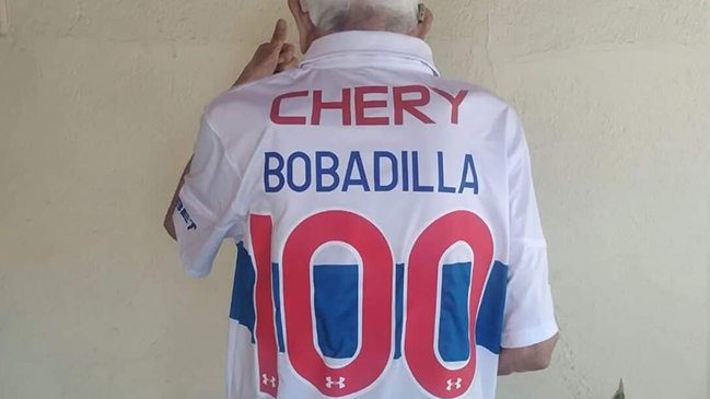 U. Católica saludó a hincha que cumplió cien años y los celebró con la camiseta “cruzada”