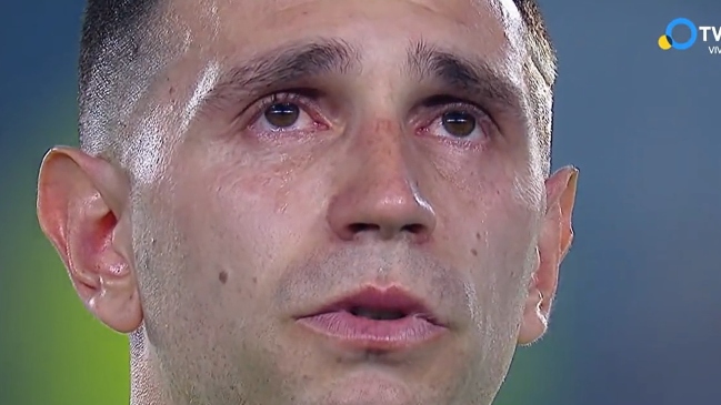 “Dibu” Martínez se emocionó hasta las lágrimas con el himno argentino en un repleto Monumental