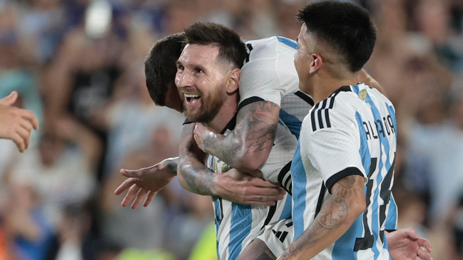 Festejo doble: Messi marcó su gol 99 por Argentina y el número 800 como profesional
