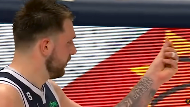 NBA sancionó a Luka Doncic por su polémico gesto contra los árbitros