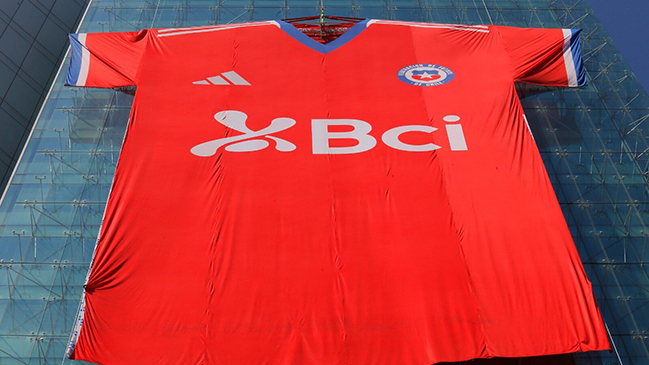 Camiseta gigante de la selección chilena sobrevolará Santiago