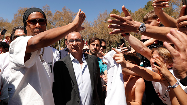 Ronaldinho: “A los niños les digo que se diviertan jugando al fútbol”