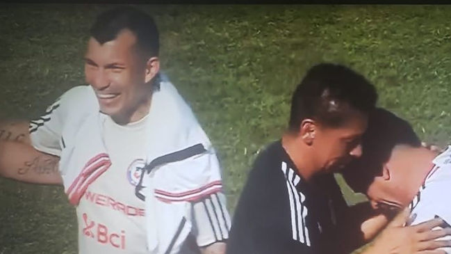 Gary Medel evitó ponerse la camiseta de Colo Colo en la despedida a Paredes