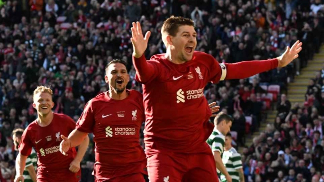 Steven Gerrard marcó un gol y fue agredido por hinchas del Celtic