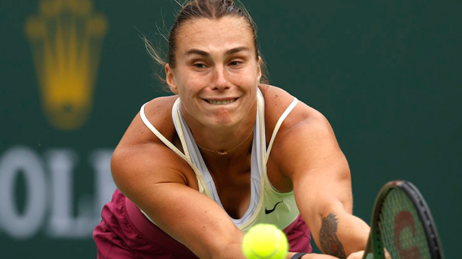 Aryna Sabalenka sacó de su camino a Marie Bouzkova y avanzó en Miami