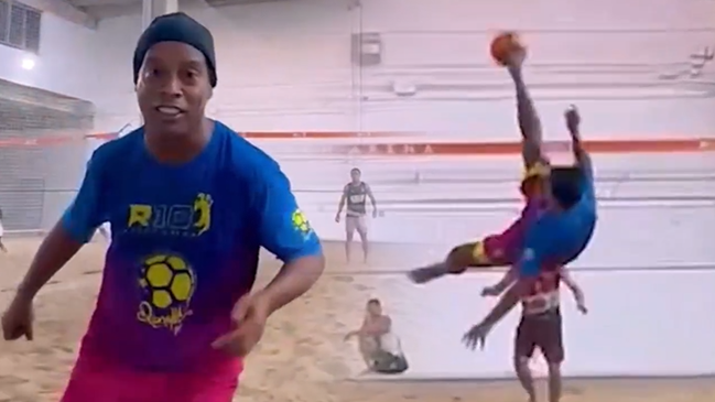 Ronaldinho deslumbró con acrobática maniobra y mostró su calidad intacta
