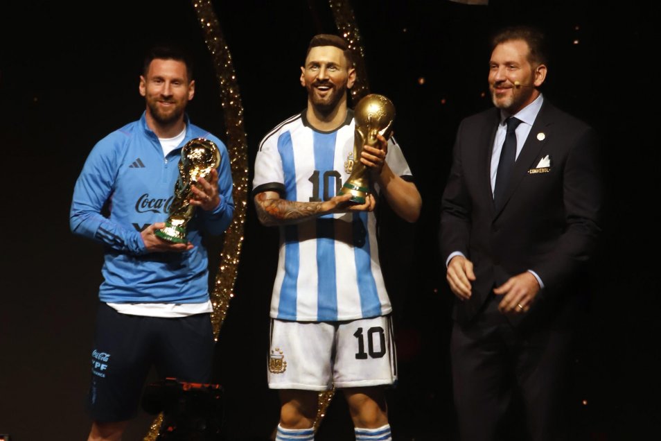 Messi fue distinguido con una estatua en el homenaje de la Conmebol a la selección argentina