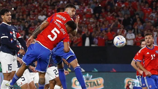 Paulo Díaz ganó en el área paraguaya y puso el 1-0 para la selección chilena