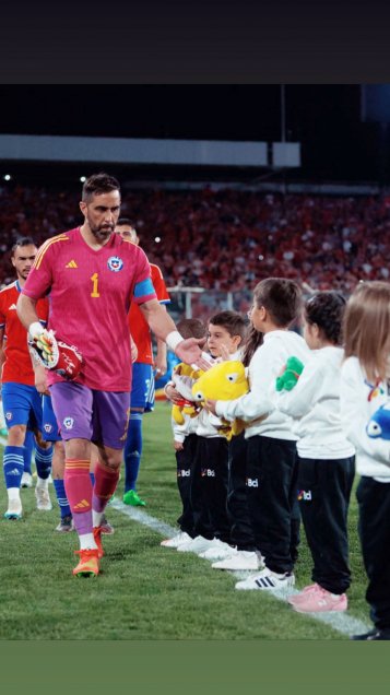 Claudio Bravo destacó la unión de la Roja tras la victoria sobre Paraguay