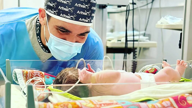 Luis Casanova se convirtió en padre por primera vez y recibió felicitación de la U