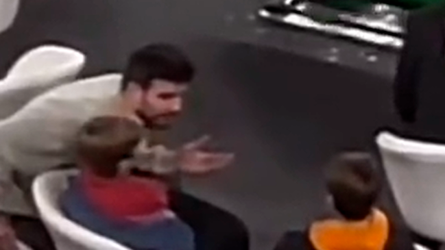 Las imágenes virales de Piqué presuntamente regañando a sus hijos en evento público